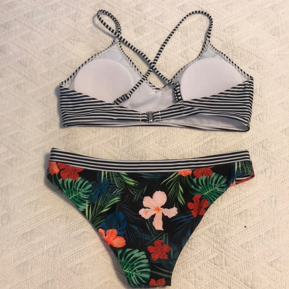 New w/out Tags Black & White Striped Floral Bikini - Picture 2 of 3